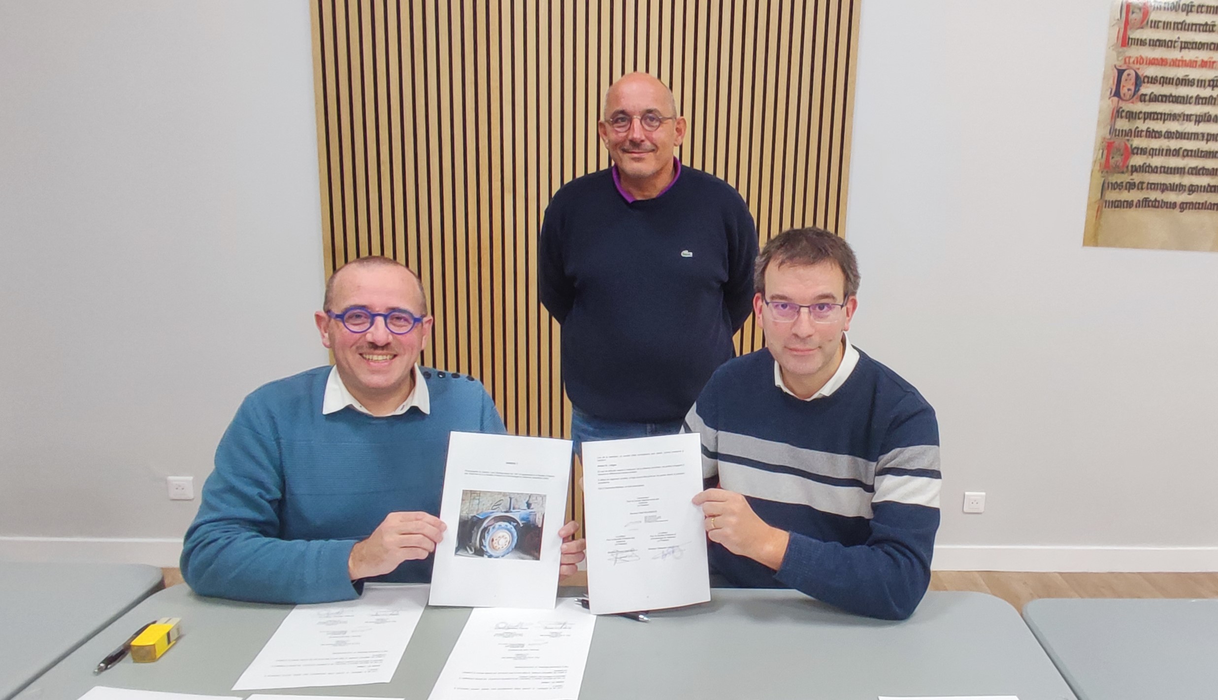 Signature de la convention de dépôt du tracteur Lanz Bulldog au musée Guerre et Paix (archives départementales, 6 novembre 2024)